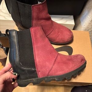 Sorel red and Black Ankle Boots Sz 8.5 waterproof